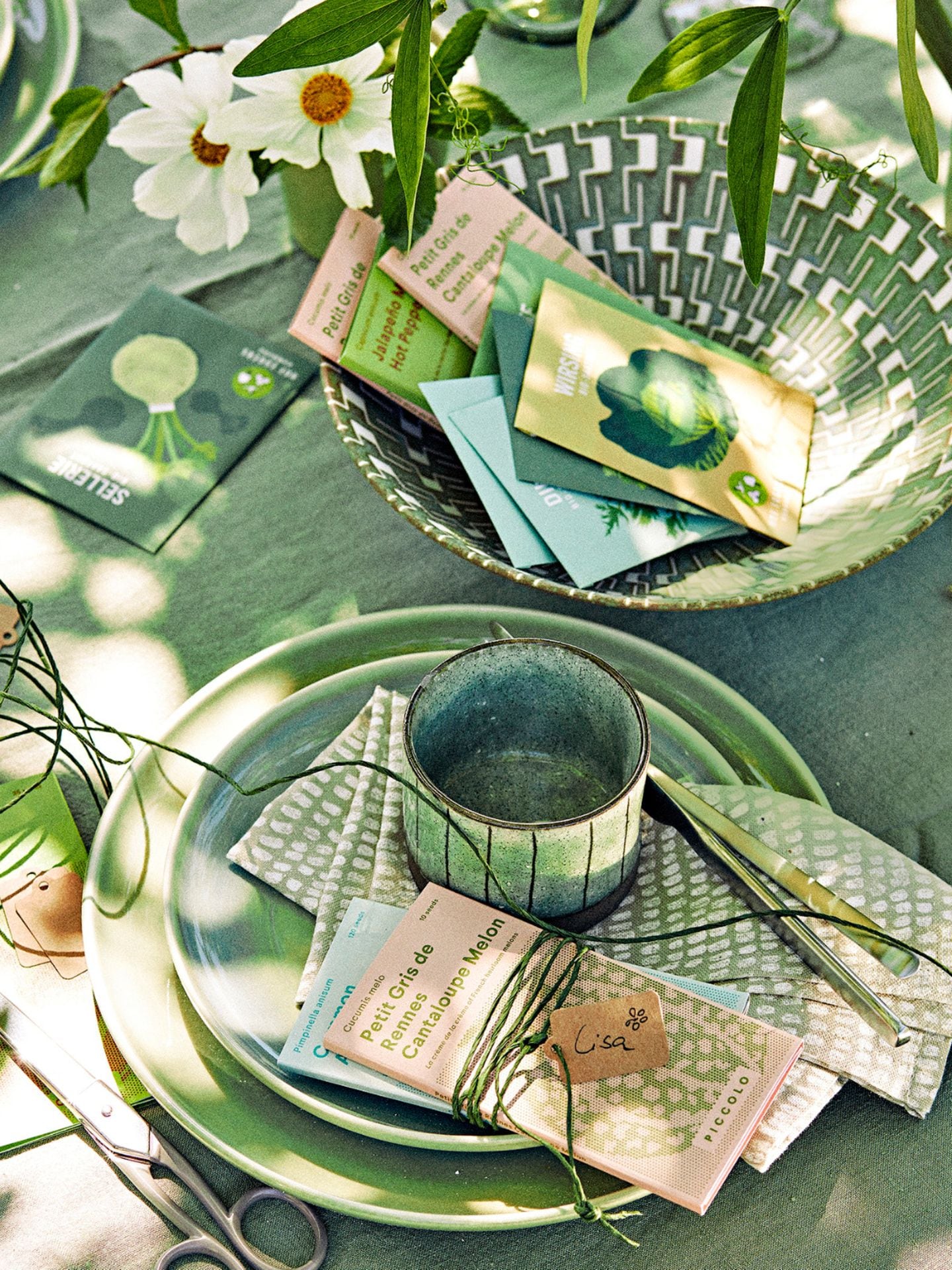Grüne Tischdeko mit Saatguttütchen als Platzkarten