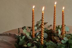 Adventskranz aus Tannengrün mit dekorativem Eukalyptus und gedrehten Kerzen