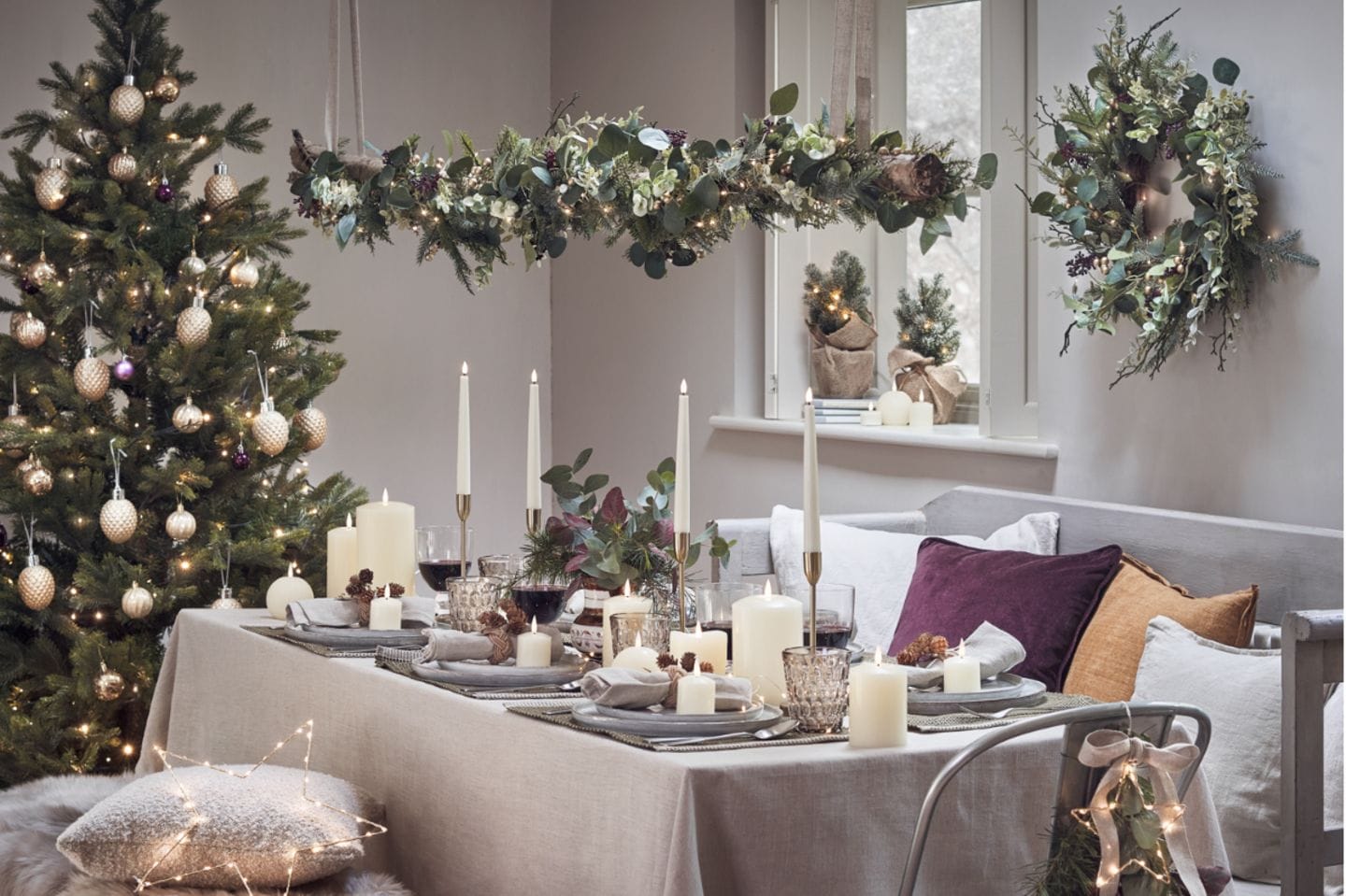 Weihnachts-Esszimmer mit hängendem Kranz und Girlande über dem Esstisch