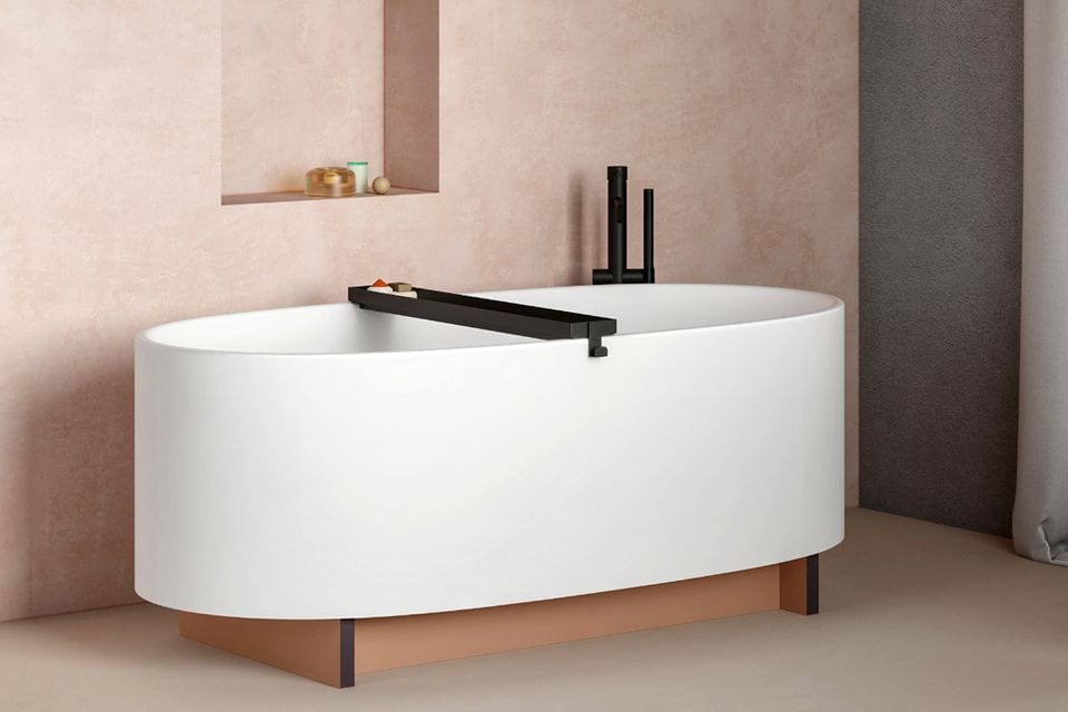 Reduzierte, geometrische Badewanne in Weiß vor rosefarbener Wand