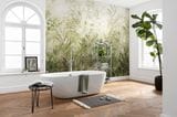 Geräumiges Badezimmer mit frei stehender Badewanne, Parkettboden und der tropischen Tapete "Wilderness" von Komar