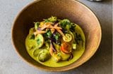 Buntes Gemüse mit einer Currysauce in einer braunen Schüssel