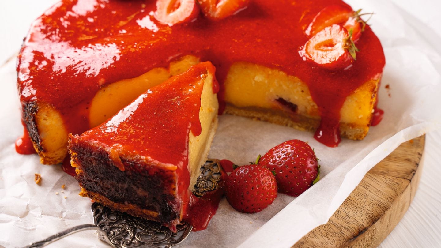 Veganer Käsekuchen mit weißer Schokolade und Erdbeeren - [LIVING AT HOME]