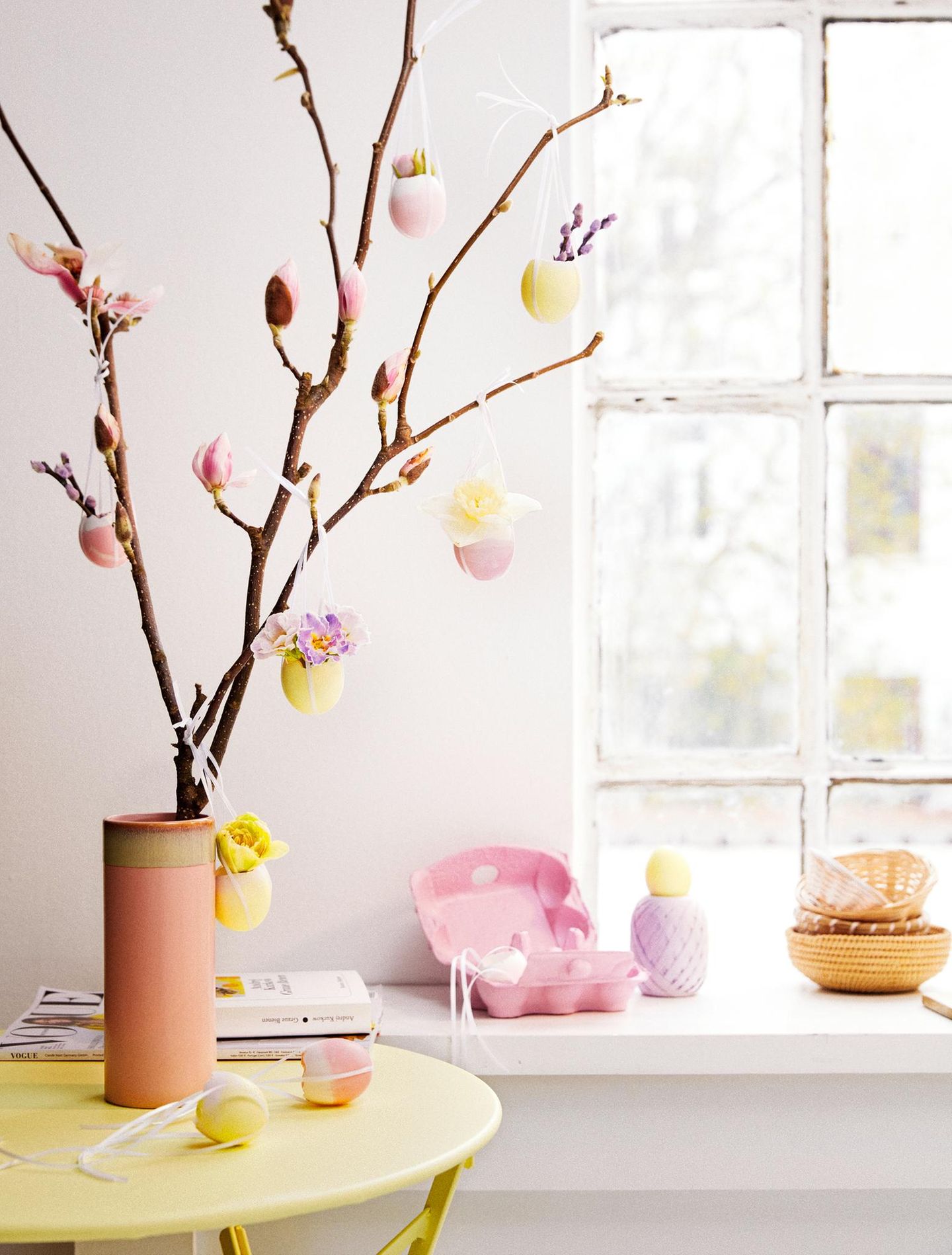 Magnolienzweig mit Eierschalen als Vasen