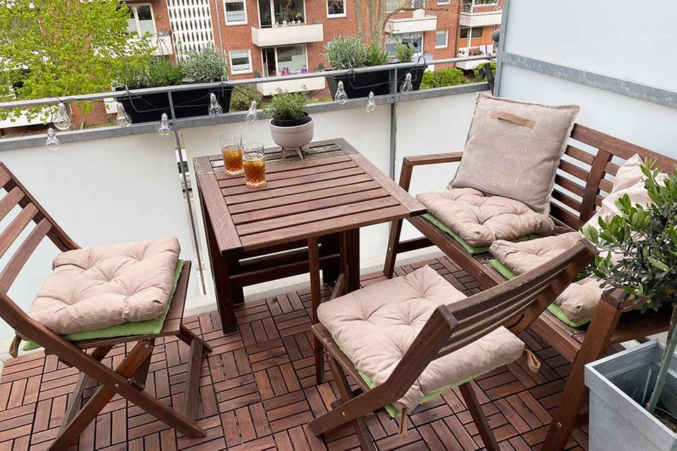 Balkon mit Möbeln und den Bodenfliesen "Runnen" von Ikea