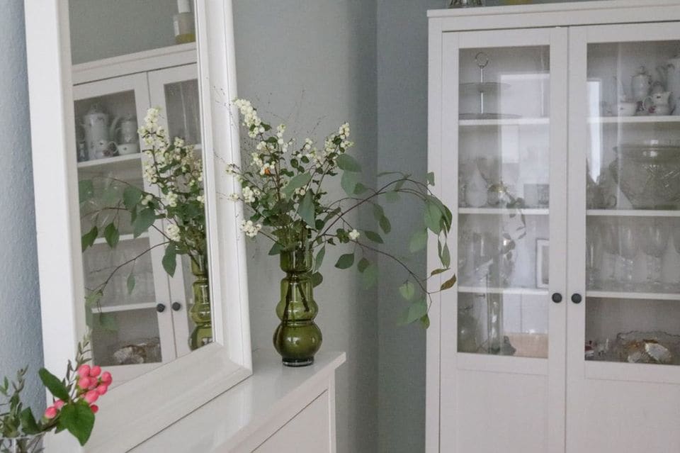 Flur mit weißen Möbeln und Wänden in der SCHÖNEN WOHNEN-Farbe Harmonisches Jadegrün