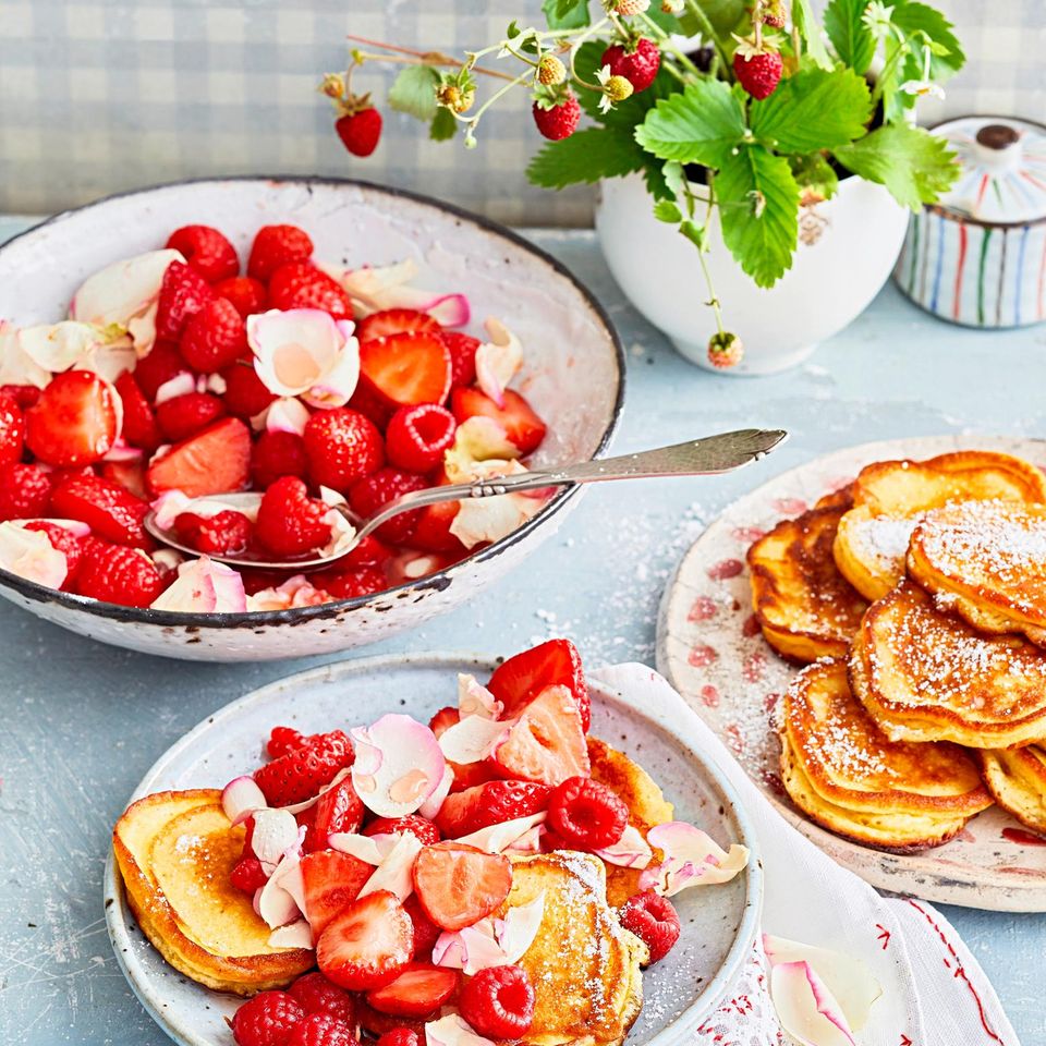 Rezept: Rosenblüten-Pancakes mit Erdbeersalat