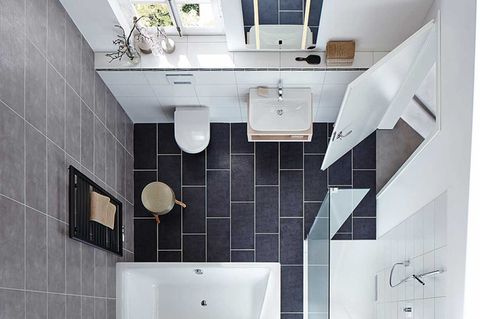 Kleines Bad in Weiß mit Blick von oben, der Boden besteht aus schwarzen, länglichen Fliesen