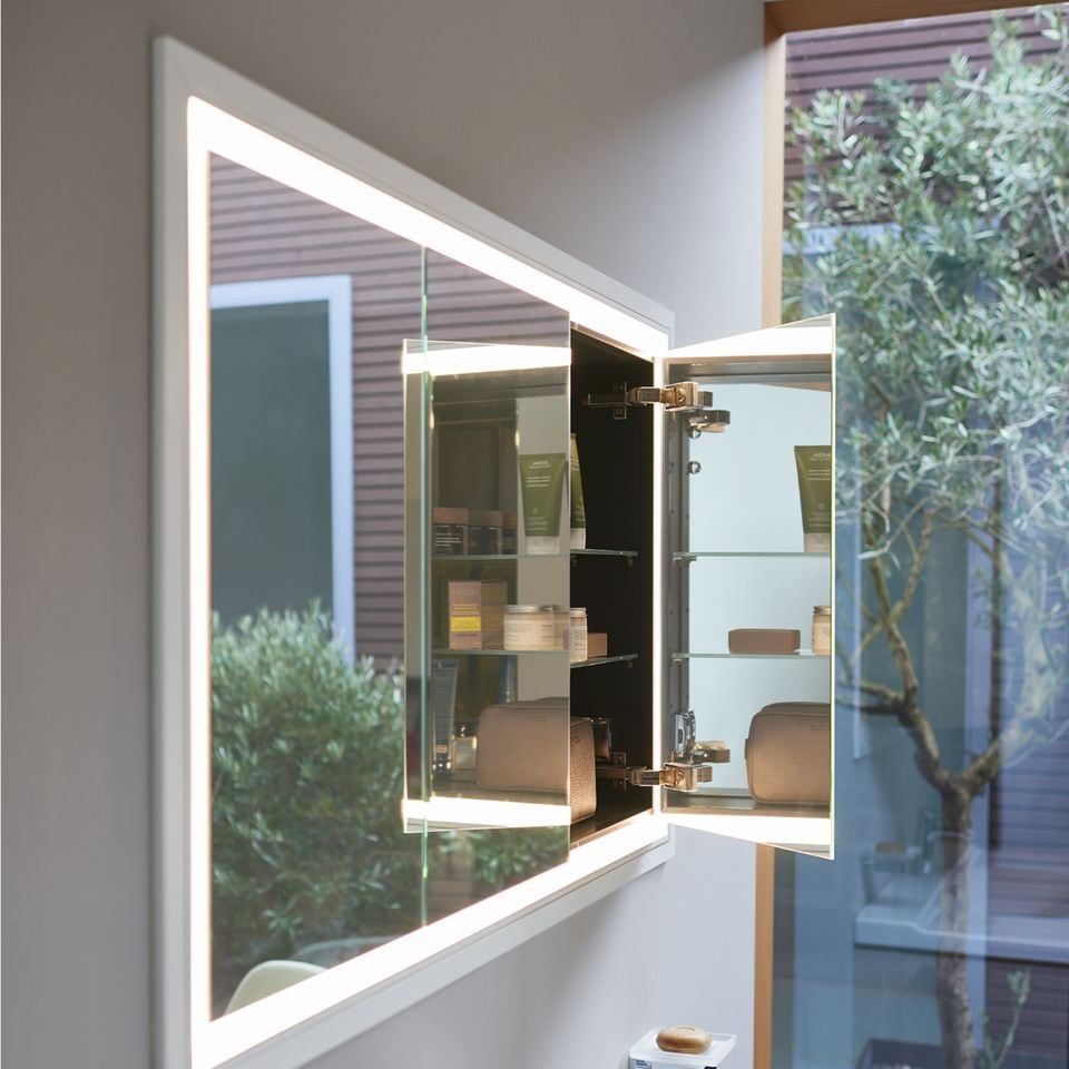 Dreitüriger Spiegelschrank mit großen Fenster in einen Innenhof