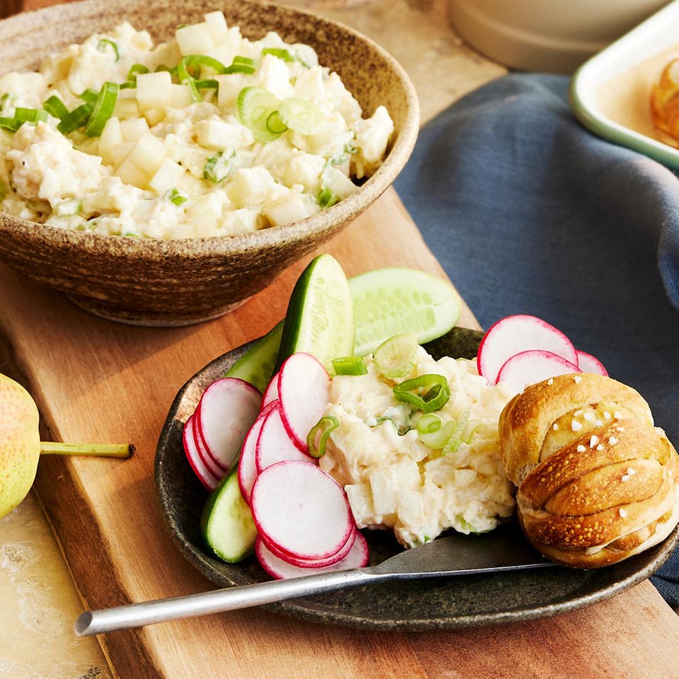 Birnen-Obazda mit gebackenen Breznknoten – Rezept - [LIVING AT HOME]