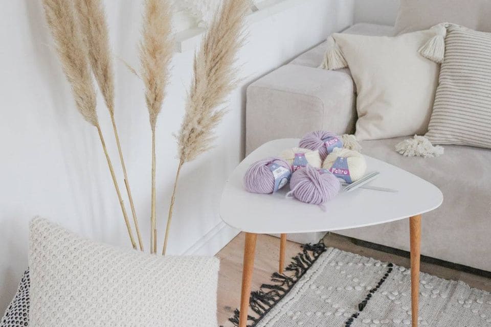 Filzwolle auf einem weißen Beistelltisch mit Holzbeinen im Wohnzimmer