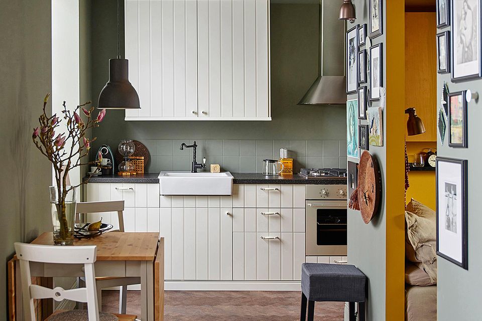 Kleine Küche mit Möbeln von Ikea eingerichtet