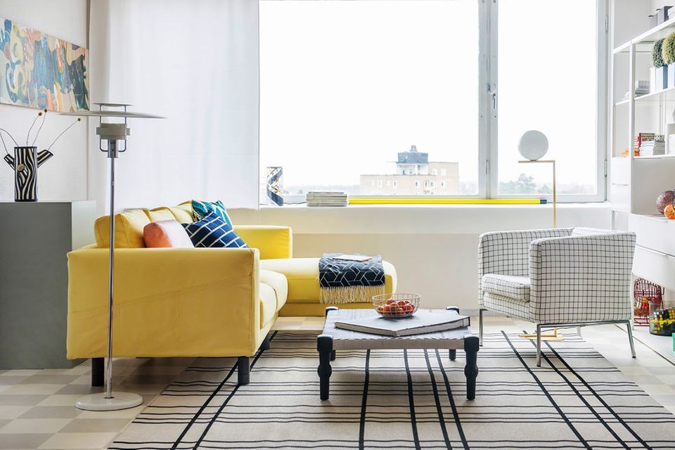 Gemütliches, helles und aufgeräumtes Wohnzimmer mit gelbem Sofabezug von Bemz