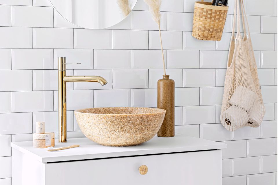 Weißes Bad mit einer Waschschale in Holzoptik und schöner Dekoration