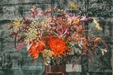 Blumenstrauß mit mit Chrysanthemen, Schneeball, Sterndolde und Kängurupfote in einer braunen Glasvase