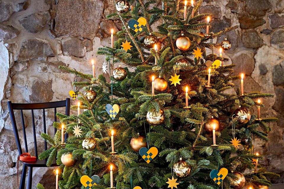 Weihnachtsbaum mit gelben Sternen und Herzenanhängern