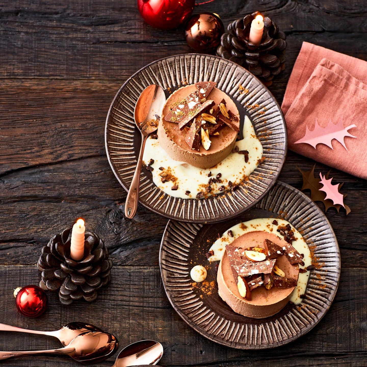 Toblerone-Parfait mit Calvados-Sabayone auf dunklen Tellern mit Weihnachtsdeko