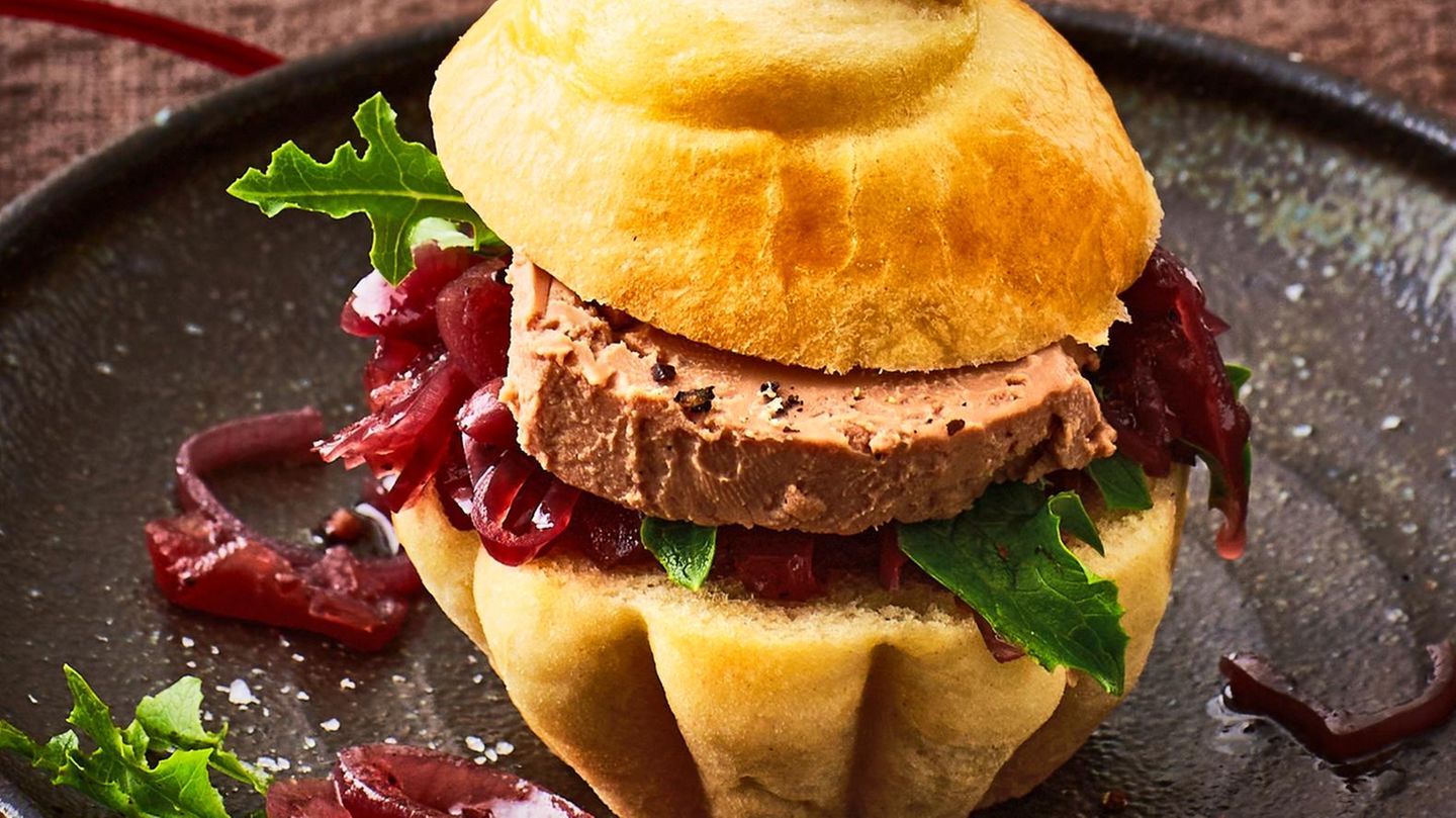 Brioche mit Entenpaté und Zwiebelkonfitüre – Rezept - [LIVING AT HOME]