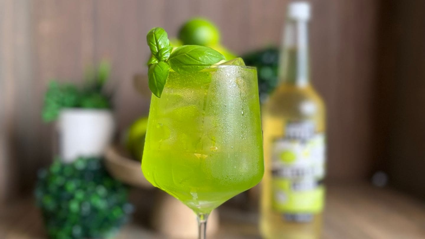 Limetten-Basilikum-Spritz – Rezept - [LIVING AT HOME]