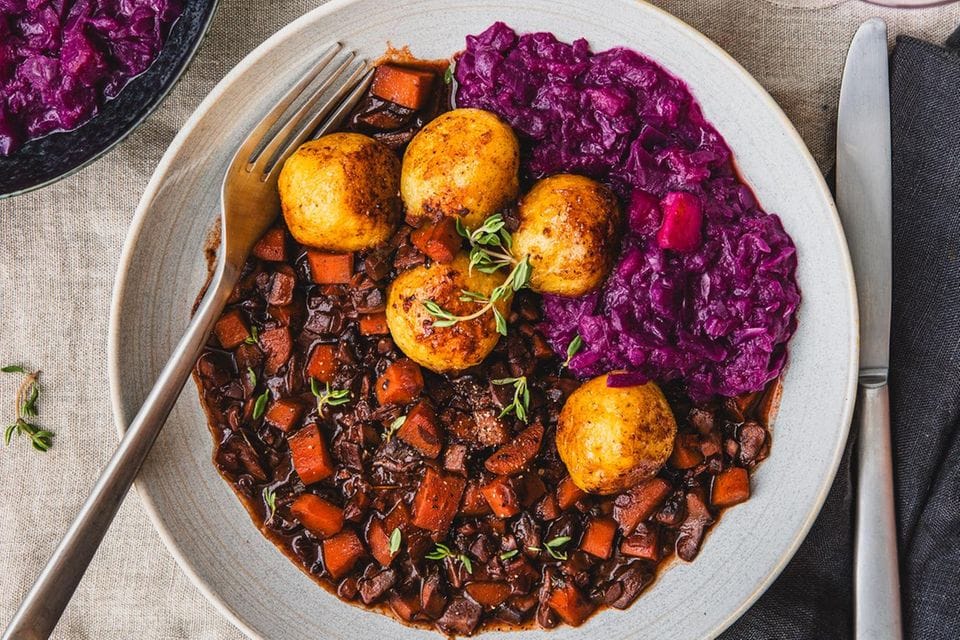 Pilzgulasch mit Möhren, dazu Kartoffelknödel mit Zuckerkruste und Rotkohl