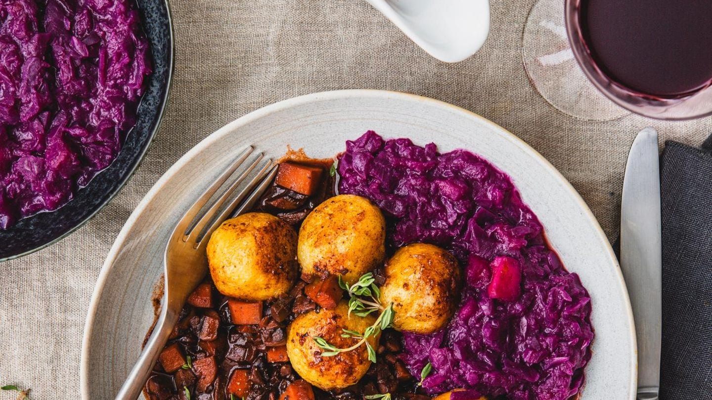 Pilzgulasch mit karamellisierten Kartoffelknödeln – Rezept - [LIVING AT ...