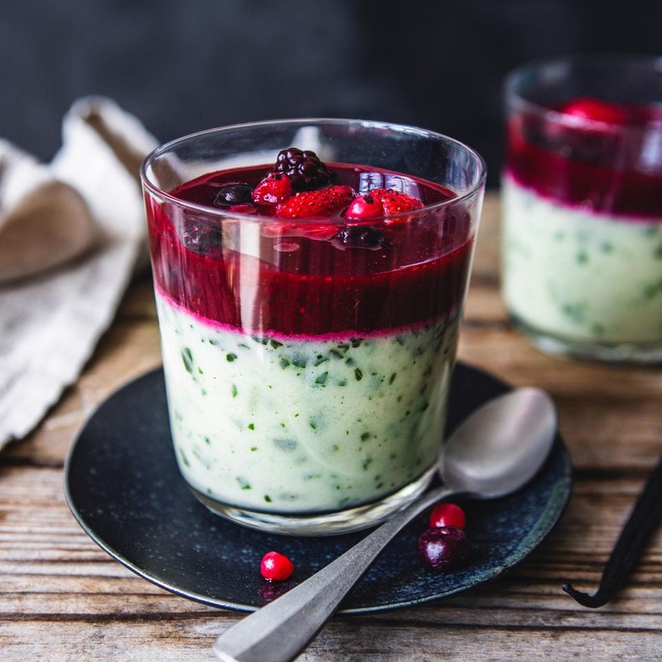 Basilikum-Vanille Panna Cotta mit Beerensauce – Rezept - [LIVING AT HOME]