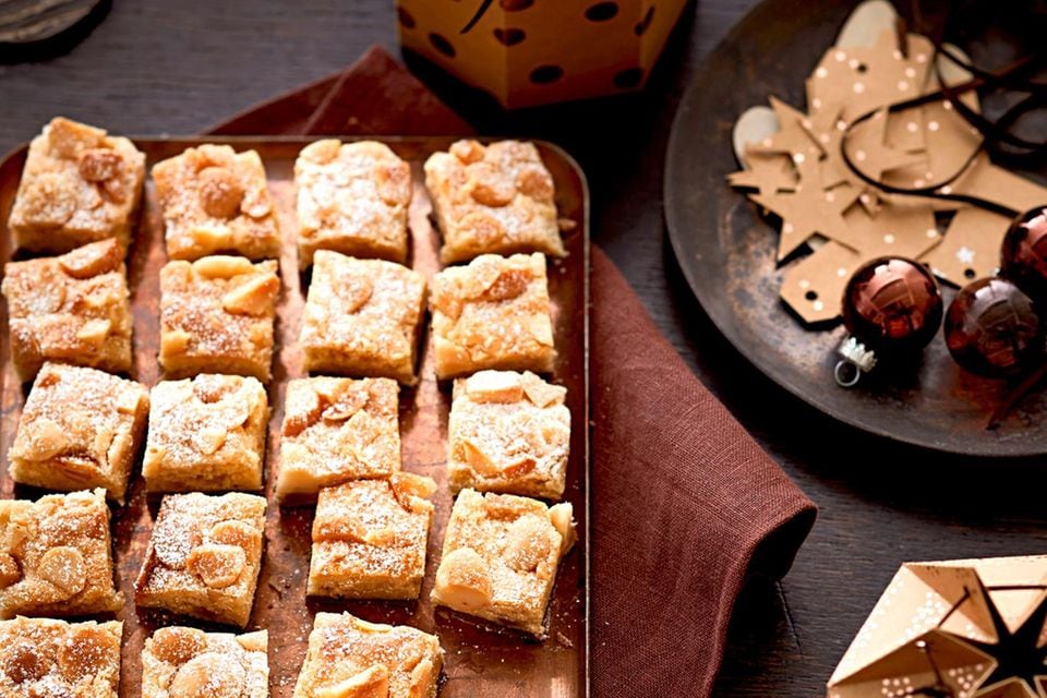 Schnee-Eier mit Vanillesoße und Karamellfäden Rezept - [LIVING AT HOME]