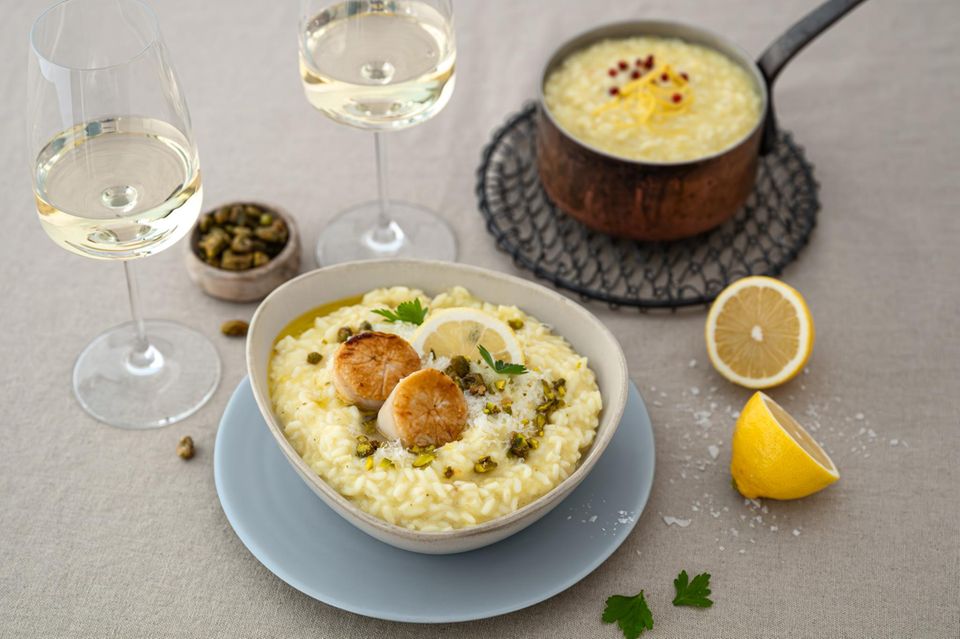 Schnee-Eier mit Vanillesoße und Karamellfäden Rezept - [LIVING AT HOME]