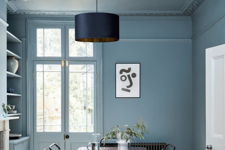 Wand und Decke in der gleichen Farbe streichen: Mut zur Fläche