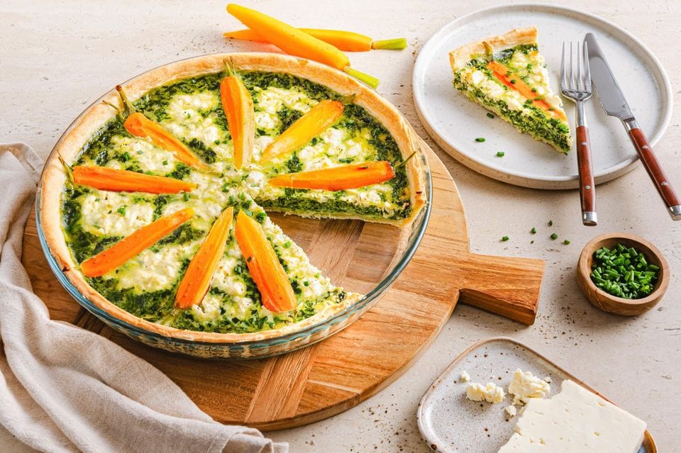 Quiche mit Sponat und Karotten in einer Form