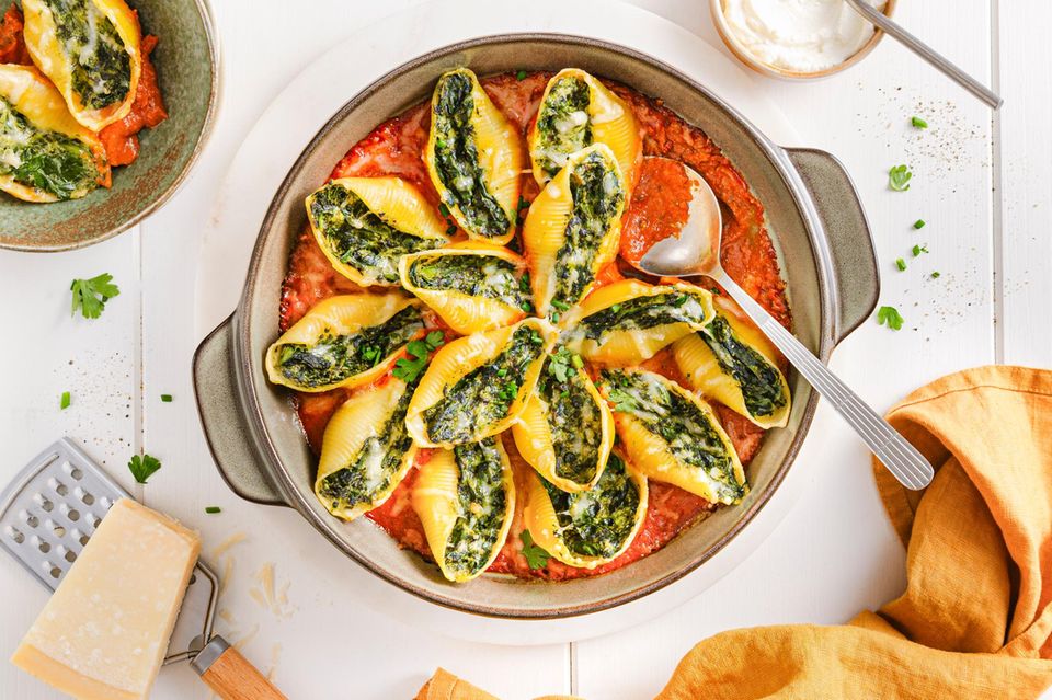 Muschelnudeln mit Spinatfüllen in einer Form mit Tomatensoße
